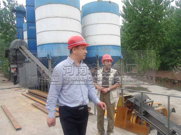 伊朗客戶現(xiàn)場(chǎng)考察陶?；剞D(zhuǎn)窯生產(chǎn)線